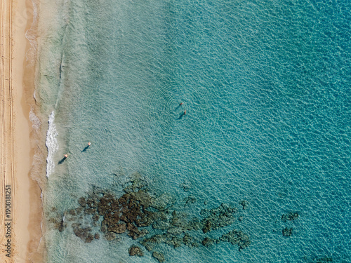 Vista aérea cenital de Canyamel en Mallorca con velomares y turistas en el agua