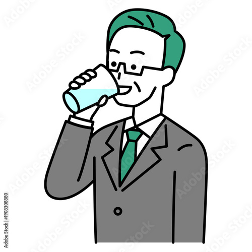 コップで水を飲む中年のスーツの男性