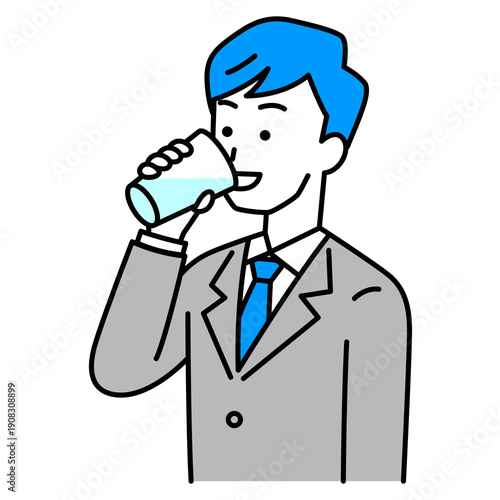 コップで水を飲むスーツの男性