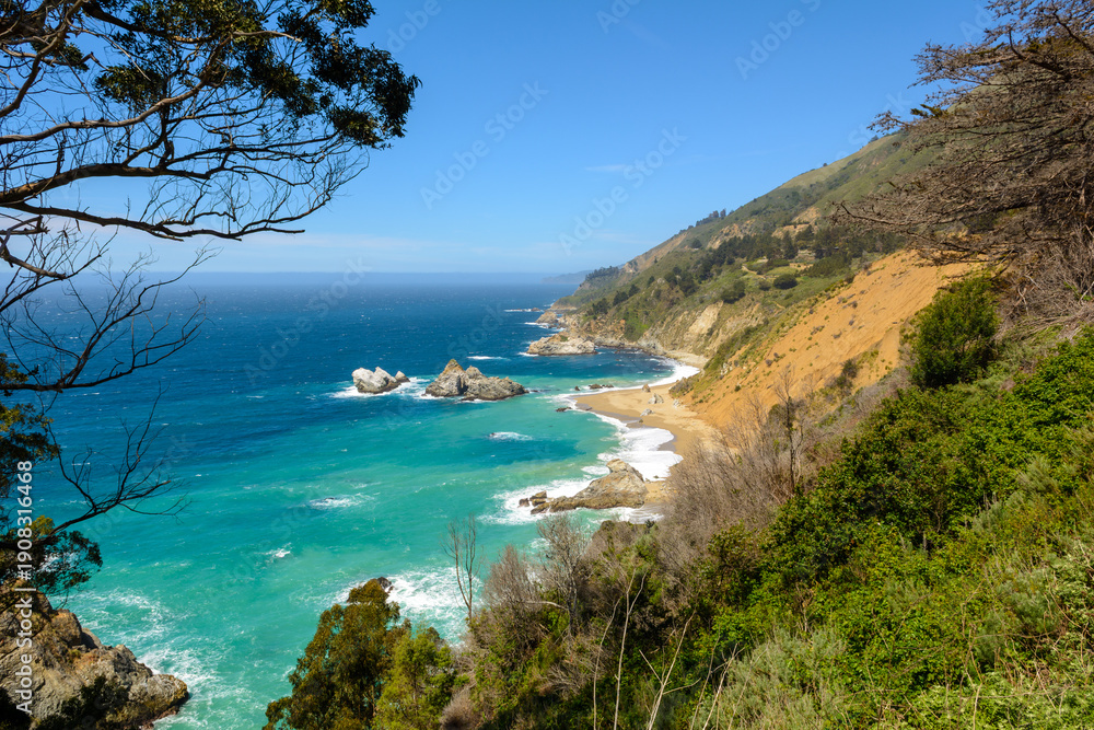 Fototapeta premium The Pacific coast at Big Sur, a stunning coastal region in California, United States