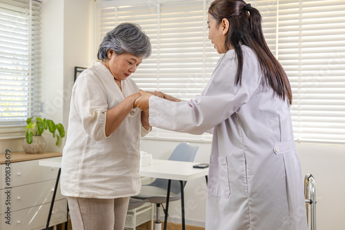 Foto Clinic rehabilitation private care, physician encourages senior patient walking with walker, safe movement instruction, balance training, fall prevention screening, progress review appointment
