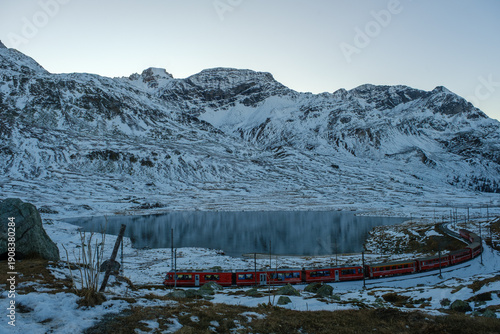 Bernina Express al tramonto in inverno sul Passo Bernina