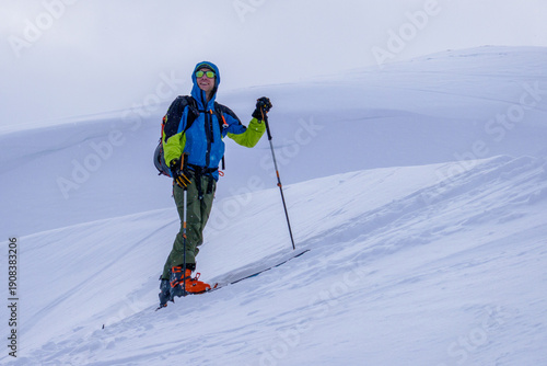 Scialpinista in una giornata nevosa