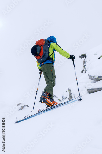 Scialpinista in una giornata nevosa