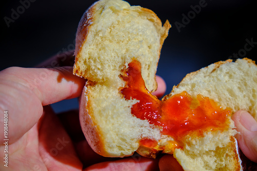 Krapfen aufgebrochen in der Hand