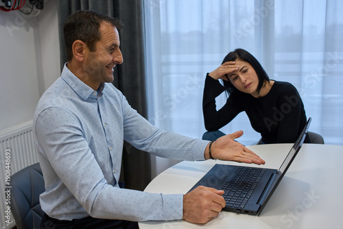 Photos Man presenting to uninterested colleague at office meeting