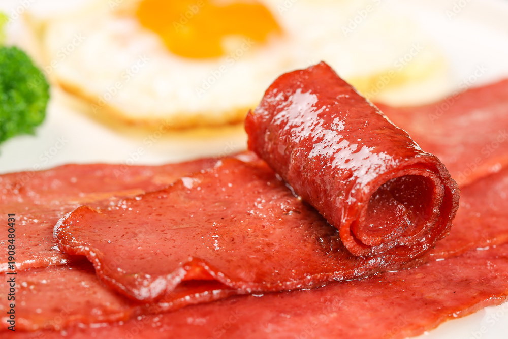 Obraz premium Fresh Bacon Slices with Fried Eggs Breakfast Food Preparation