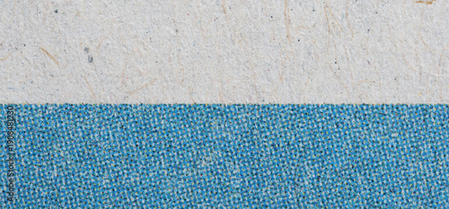Foto Blue CMYK Halftone Color Bar on Newsprint Macro With Paper Fibers