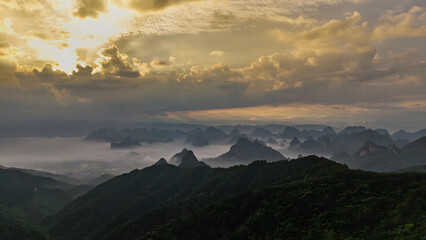 Deken met foto Guilin Guilin Mountains at Golden Hour with Misty Peaks and Dramatic Sky  © Ngo
