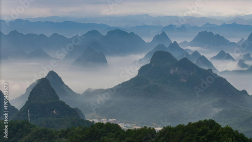 Foto Guilin Karst Mountains with Mist and Dramatic Peaks