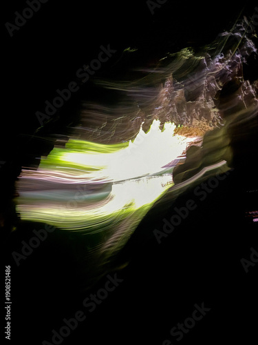 Foto Motion-blur view from inside a cave toward bright exit