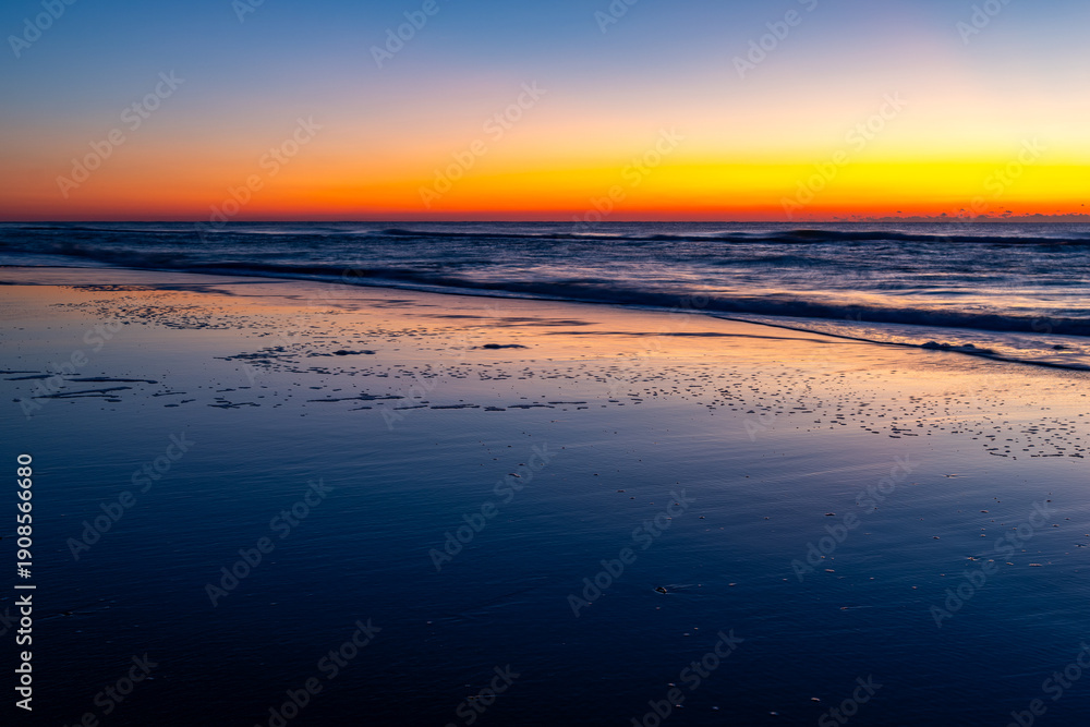 Obraz premium Morning Sky Reflections on Beach