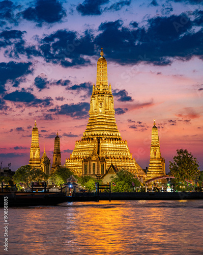 Photos Bangkok, Thailand - Spectacular sunset over Wat Arun Ratchawararam Temple in Ban