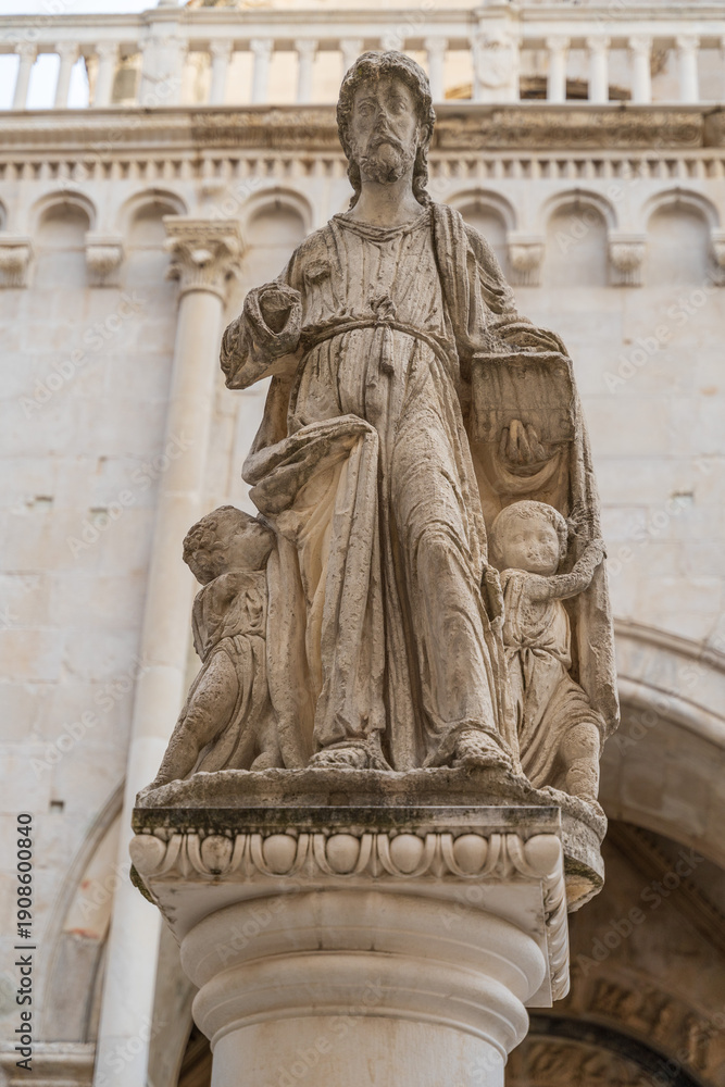 Fototapeta premium Trogir, Croatia - 10.23.2025: Stone Statue at Cathedral of St. Lawrence in Trogir, Croatia