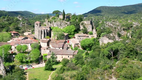 Village de Mourèze avec ses maisons groupées autour de l'église et du rocher.
