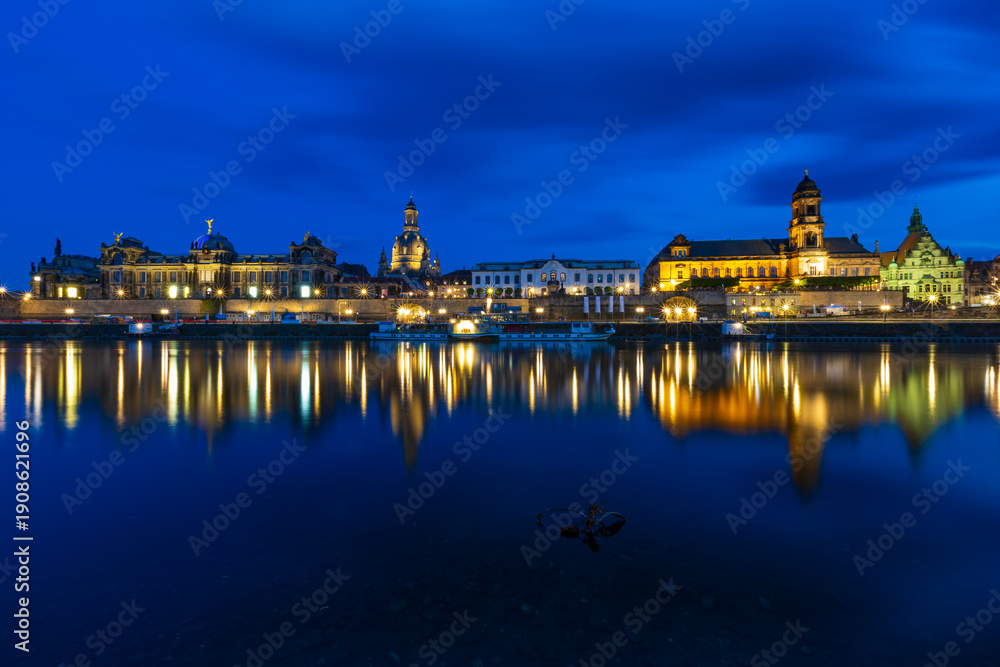 Obraz premium Dresden city skyline at night over Elbe river, Saxony, Germany