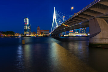 Fototapete Erasmusbrücke Rotterdam Skyline Erasmusbrücke nächtliche Beleuchtung  © Roman Bjuty