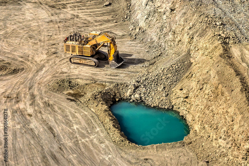 Tableau sur toile Yellow Hydraulic Mining Shovel Excavator Operating in Open Pit Mine, rocky terra