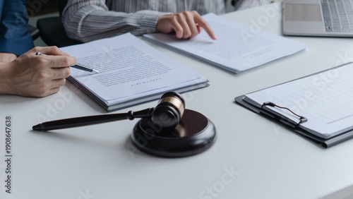 Obraz na płótnie Attorney consulting clients in law firm office with professional discussion