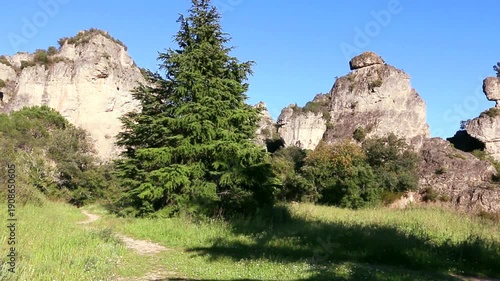 Rochers de dolomie dans le cirque pittoresque de Mourèze.
