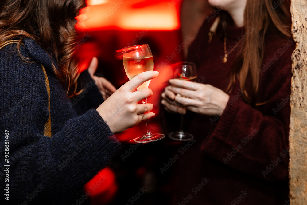 Fototapeta premium Femmes discutant avec une flûte de champagne à la main 