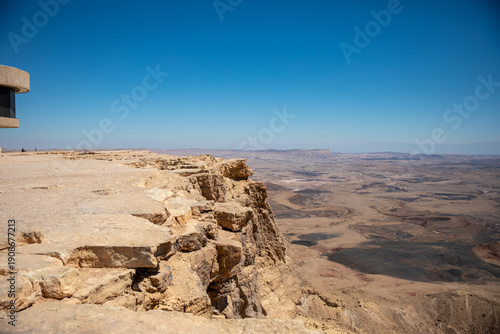 Φωτογραφία Dramatic Rocky Viewpoint Over Ramon Crater Israel