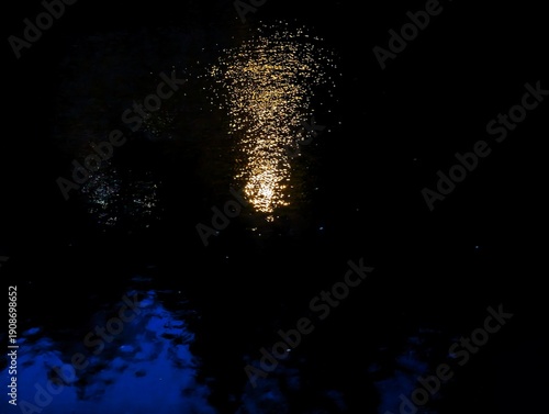 Konstfotografi illuminated water with calming ambiance, nighttime glimmer of golden illuminatio