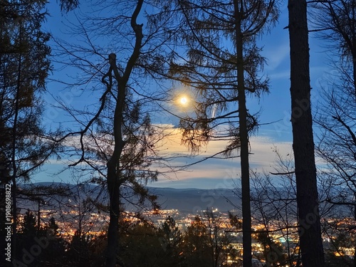 Foto night sky scenery, urban lights under starlit sky, evening view of city from for
