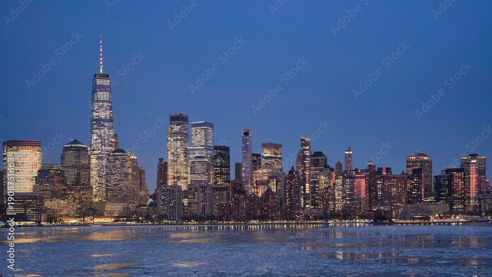 Obraz premium New York and the frozen Hudson River during blue hour.