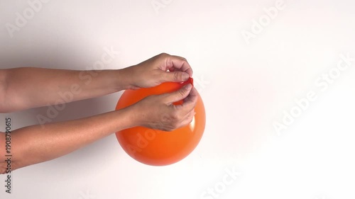 Video with real sound effect of Balloon squeal deflating