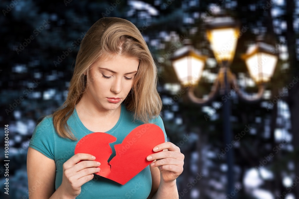© BillionPhotos.com - Charming lady with heart postcard on street background © BillionPhotos.com - Charming lady with heart postcard on street background
