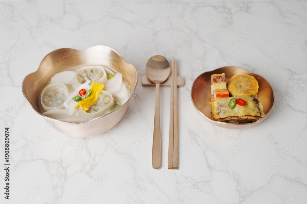 Fototapeta premium 한국 설날 명절 떡국, 놋그릇에 담긴 설 떡국과 명절 전