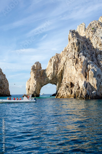 Φωτογραφία Tour boat passing in front of El Arco at Land’s End in Cabo San Lucas, Mexico