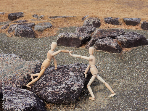 Wallpaper Mural 公園の岩場にいる二人の木製のマネキン人形の姿 Torontodigital.ca