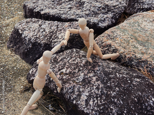 Wallpaper Mural 公園の岩場にいる二人の木製のマネキン人形の姿 Torontodigital.ca