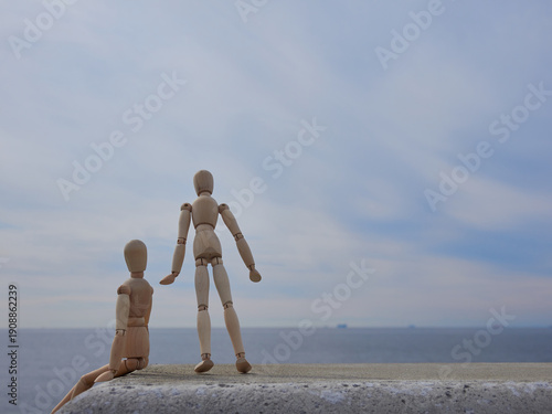 Wallpaper Mural 冬の空と海岸の堤防にいる二人の木製のマネキン人形の姿 Torontodigital.ca