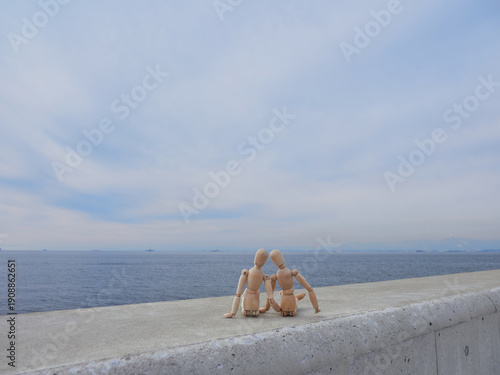 Wallpaper Mural 冬の空と海岸の堤防に座る二人の木製のマネキン人形の姿 Torontodigital.ca