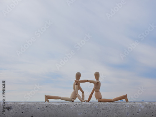 Wallpaper Mural 冬の空と海岸の堤防に倒れた木製のマネキン人形の姿 Torontodigital.ca