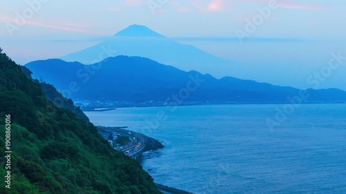 静岡県静岡市清水区のさった峠から眺める夕暮れの富士山（タイムラプス・ズームアウト）