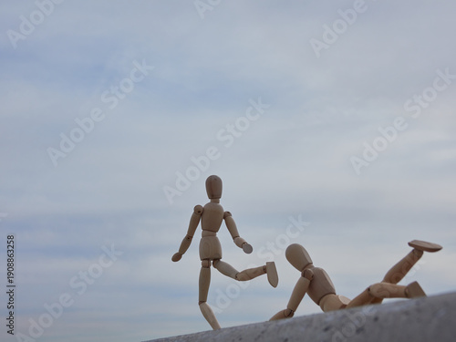 Wallpaper Mural 冬の空と海岸の堤防に倒れた木製のマネキン人形の姿 Torontodigital.ca