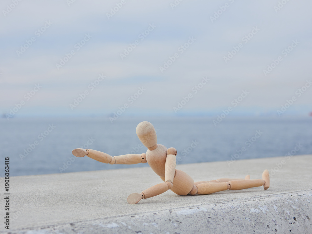 custom made wallpaper toronto digital冬の空と海岸の堤防に倒れた木製のマネキン人形の姿