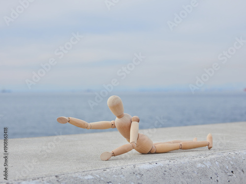 Wallpaper Mural 冬の空と海岸の堤防に倒れた木製のマネキン人形の姿 Torontodigital.ca