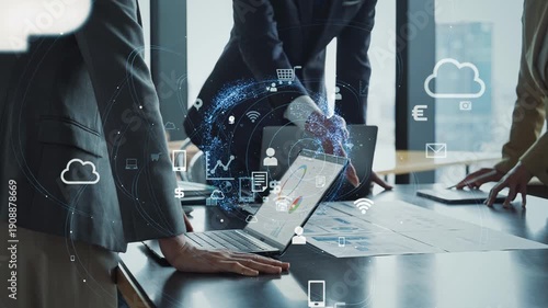 会議するビジネスパーソンのグループとデジタルテクノロジーのコンセプト