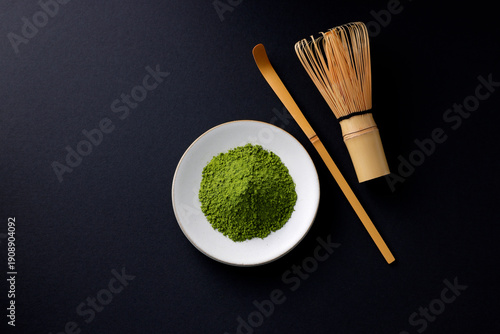 Fotografie 黒背景に映える鮮やかな日本の抹茶　Authentic Japanese matcha green tea powder on a minimalist blac