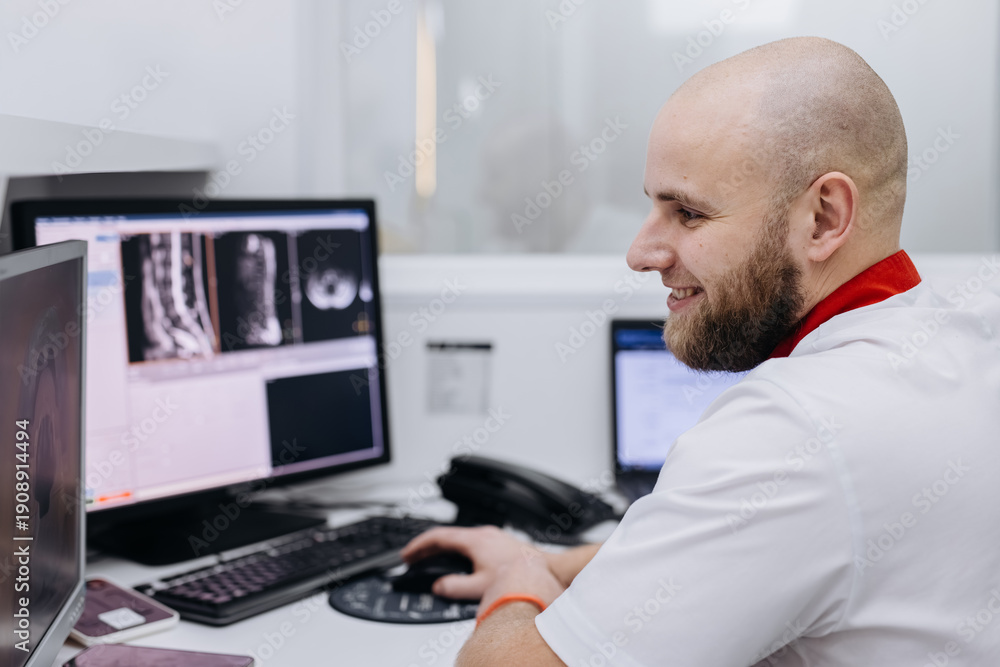 Obraz premium Doctor analyzing MRI scans on computer screen in modern clinic. Diagnostic and healthcare concept.