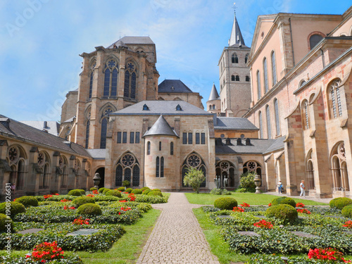 Foto Church of Our Lady (Liebfrauenkirche) during a summer season in Trier, Germany