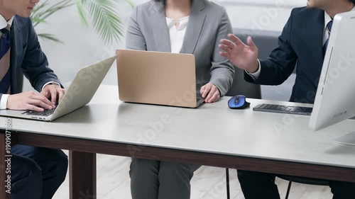 ビジネス、会議、ミーティング、オフィス、仕事、チームワーク、同僚、人材、相談、業務、事務、プロジェクト、DX、デジタルトランスフォーメーション、パソコン、PC、デスクワーク、会議室、グループ、協力、上司、部下、コミュニケーション、会話、話す、指導、研修、経営者、社長、ビジネスマン、ビジネスパーソン、スーツ、会社員、サラリーマン、男性、日本人、職場、女性、働く、チェック、確認、検討、企業、会社、中小