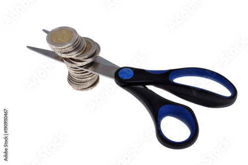 Concept de prélèvements bancaires avec des pièces de monnaie en euros et des ciseaux en gros plan isolés sur fond blanc