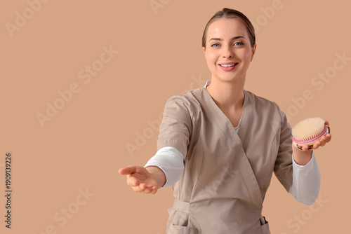 Female massage therapist wi...