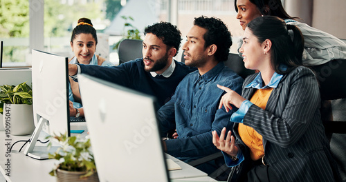 Foto Business, mentor and team with advice on computer for training, article guidance or story feedback